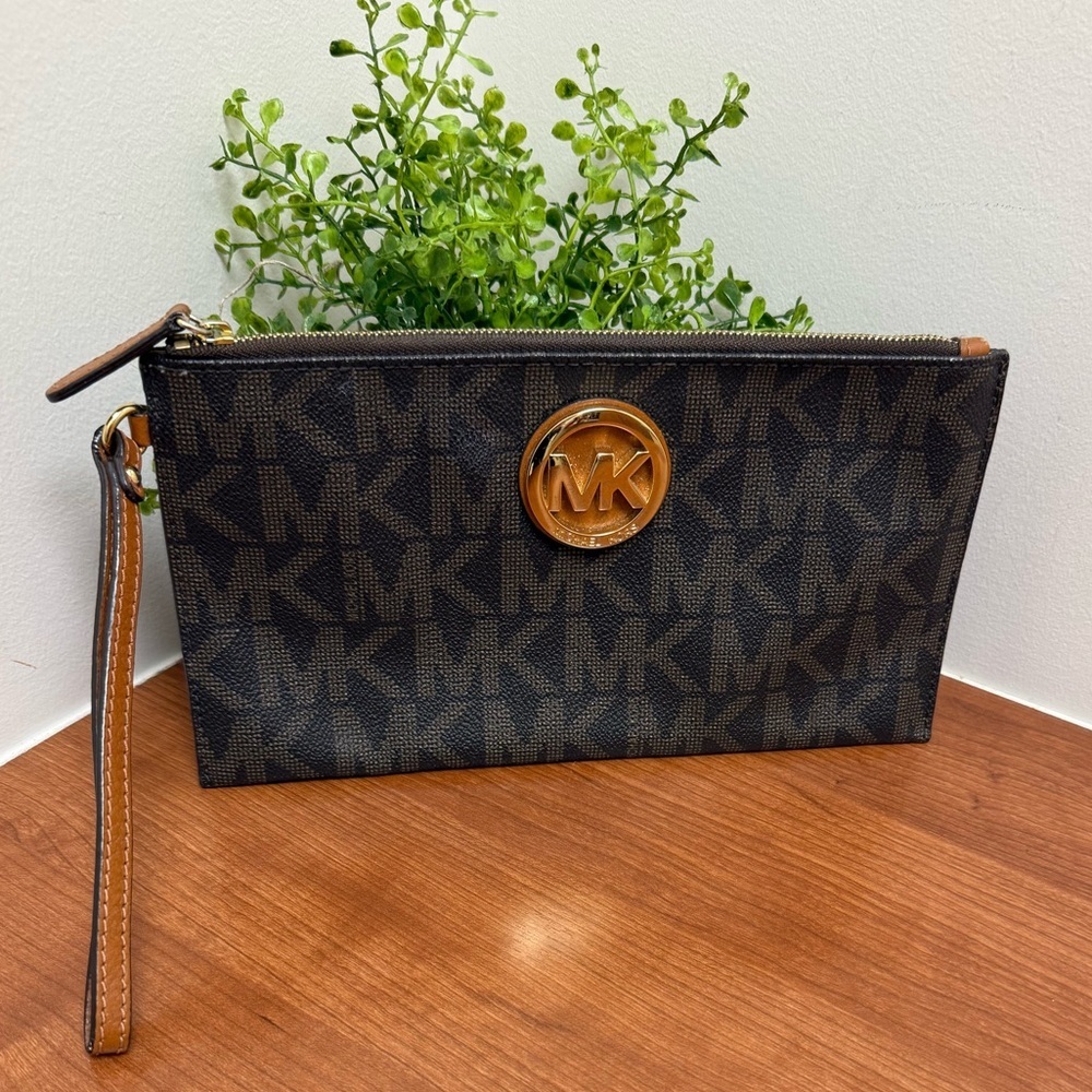 Michael Kors Fulton Jet Set Clutch EUC - Picture 2 of 6